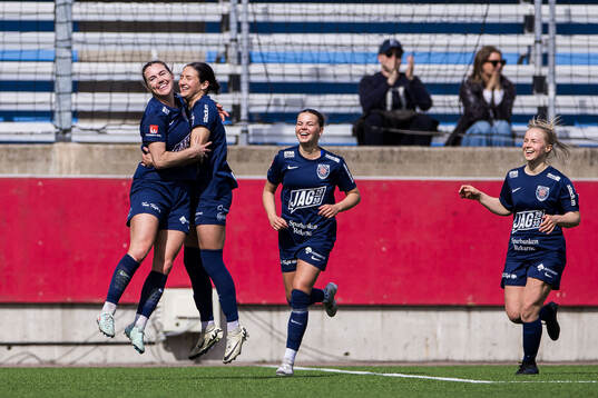 Eskilstuna Uniteds Gabrielle Rose Rennie jublar