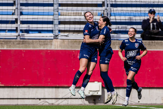Eskilstuna Uniteds Gabrielle Rose Rennie jublar