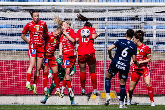 Eskilstuna Uniteds Chloe Eriksson med en frispark med KIF