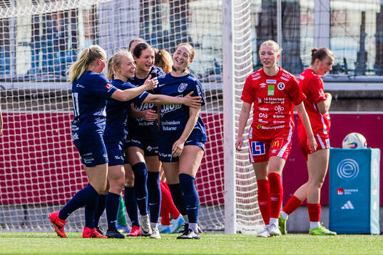Eskilstuna Uniteds Rylie Rae Combs jublar med lagkamrater