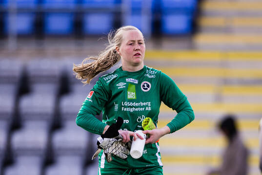 KIF Örebros målvakt Julia Langörgen deppar