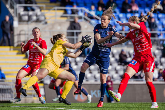 Eskilstuna Uniteds målvakt Monica Elisabeth Wilhelm med en