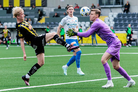 Häckens Isak Brusberg och Värnamos målvakt Hugo Keto