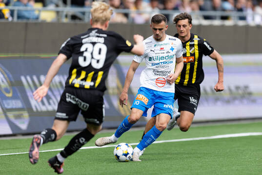 Värnamos Ajdin Zeljkovic mot Häckens Isak Brusberg och