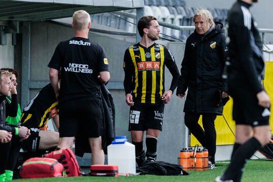 Häckens Adam Lundkvist lämnar planen