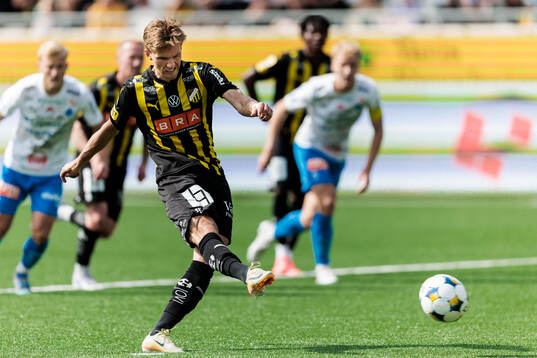 Häckens Samuel Leach Holm gör 2-0 på straff
