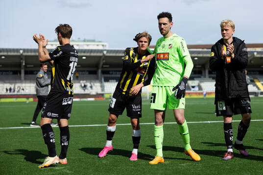 Häckens Ben Engdahl och målvakt Etrit Berisha