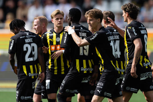 Häckens Samuel Leach Holm jublar med lagkamrater