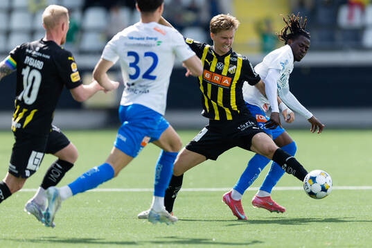 Häckens Samuel Leach Holm och Värnamos Frank Junior Agyei