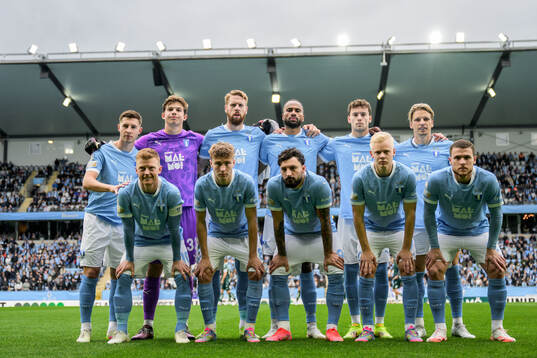 Malmö FFs (övre vänster) Lasse Berg Johnsen, målvakt