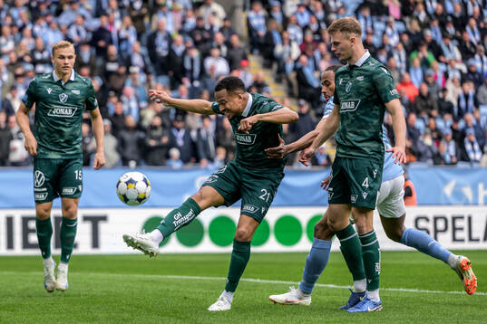 Halmstads Marcus Olsson och Malmö FFs Isaac Kiese Thelin