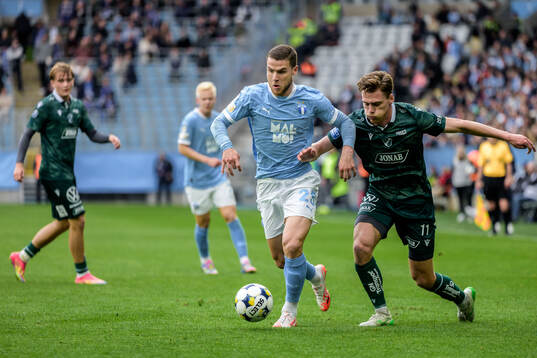 Malmö FFs Gabriel Busanello och Halmstads Villiam Granath