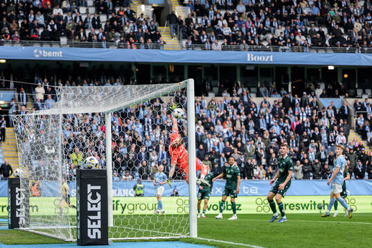 Halmstads målvakt Tim Rönning släpper in 2-0 av Malmö