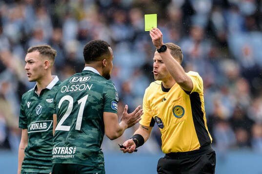 Halmstads Marcus Olsson och domare Richard Sundell
