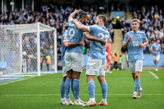 Malmö FFs Isaac Kiese Thelin och Gabriel Busanello jublar