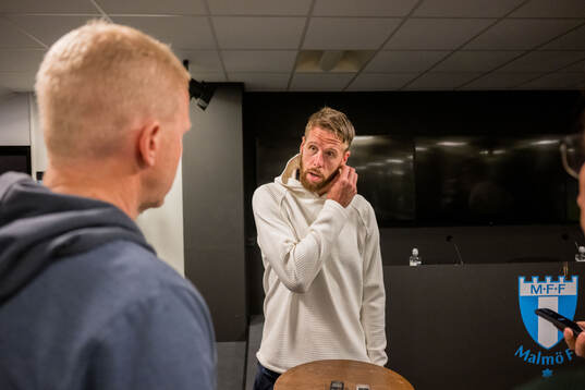Malmö FFs Pontus Jansson blir intervjuad