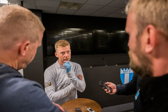 Malmö FFs Anders Christiansen blir intervjuad