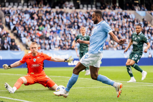Halmstads målvakt Tim Erlandsson och Malmö FFs Isaac