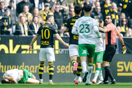 Hammarbys Pavle Vagic och AIKs Bersant Celina varnas