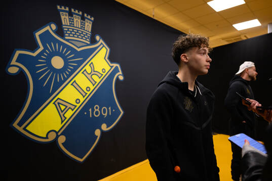 AIKs Victor Goncalves Andersson i i mixed zone