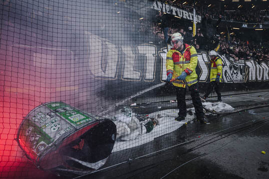 Brandman släcker en trumma tillhörande Hammarbys