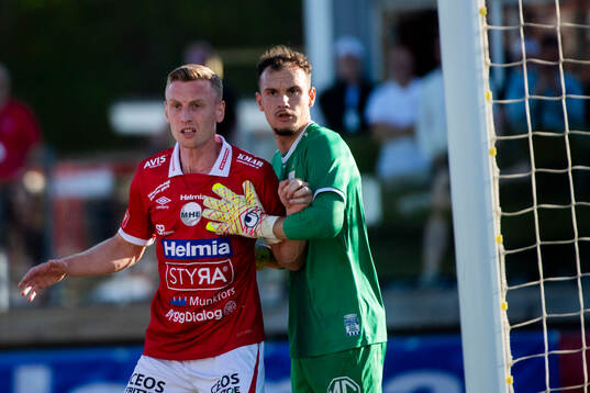 Sebastian Ohlsson och IFK Göteborgs målvakt Elis Bishesari