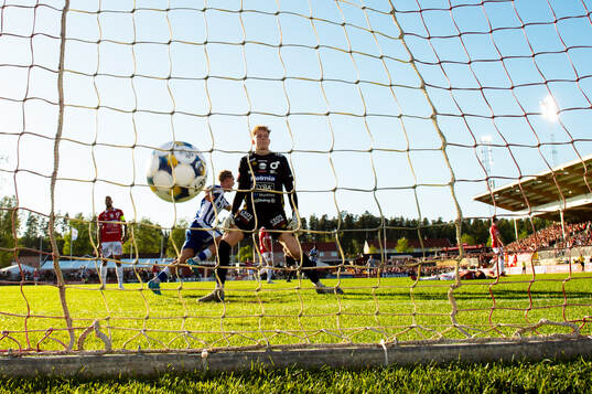 Degerfors målvakt Rasmus Forsell deppar