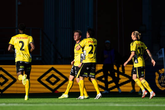 Elfsborgs Frederik Ihler jublar med lagkamrater