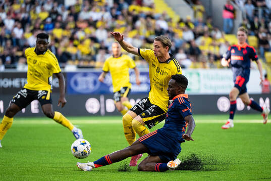 Elfsborgs Simon Hedlund och Djurgårdens Tokmac Nguen