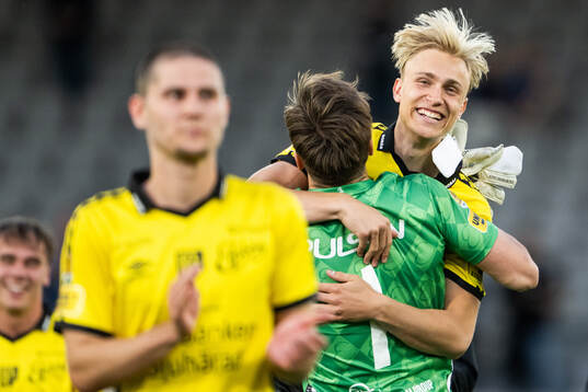 Elfsborgs målvakt Simon Eriksson och Leo Östman jublar