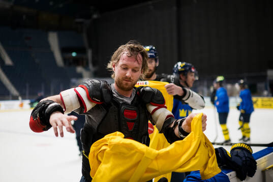 Bläddra bland fler bilder av 2025 IIHF Ice Hockey World Championship, day 10, Sweden, practice