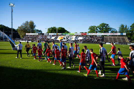 Helsingborgs och Landskronas spelare gör entré