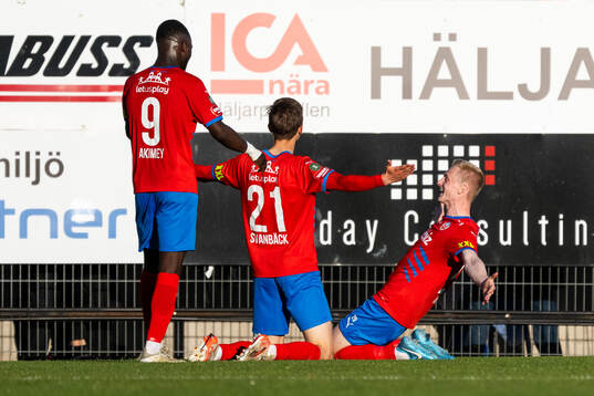 Helsingborgs Adrian Svanbäck och Oscar Aga jublar