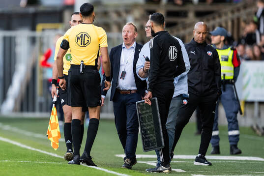 Domare Farouk Nehdi diskuterar med matchdelegaten