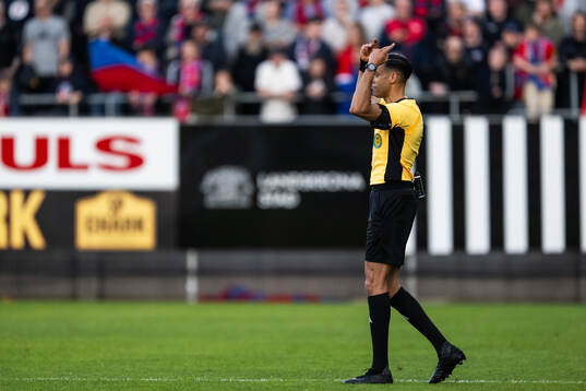 Domare Farouk Nehdi tecknar för spelarna att lämna planen
