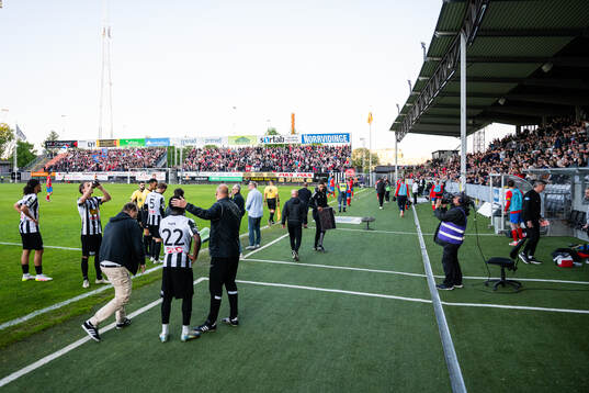 Landskronas spelare lämnar plan då matchen pausats