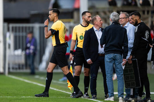 Domare Farouk Nehdi diskuterar med matchdelegaten
