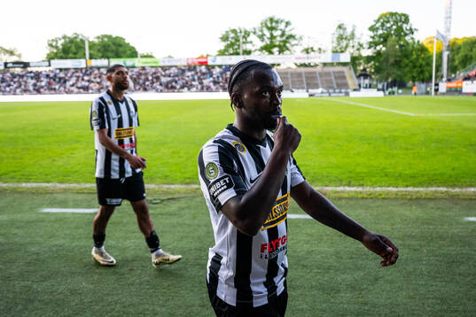 Landskronas Kofi Asare lämnar plan då matchen pausats