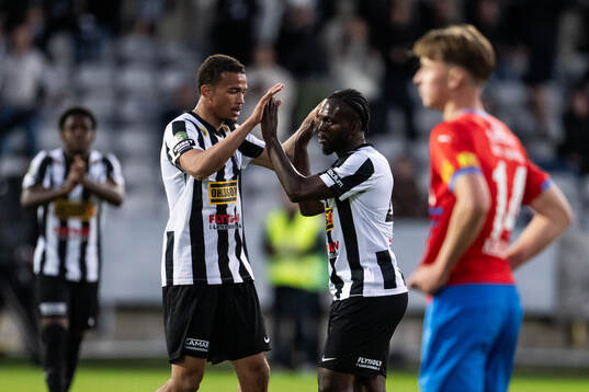 Landskronas Cameron Streete och Kofi Asare jublar