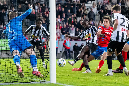 Landskronas Kofi Asare gör det matchavgörande 3-3 målet i