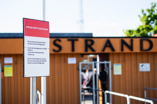 Skylt som markerar utökad idrottsanläggning