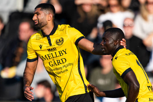 Mjällbys Abdullah Iqbal och Abdoulie Manneh jublar
