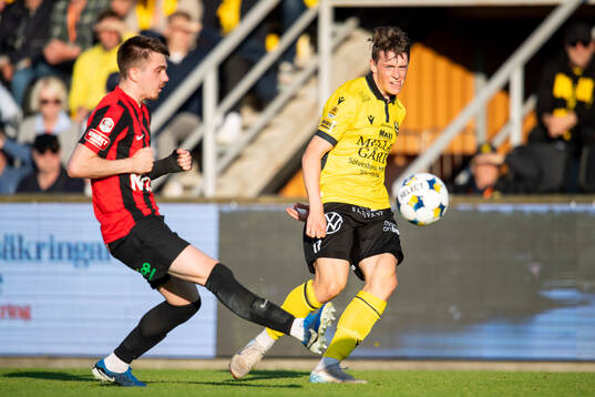 Brommapojkarnas Hlynur Freyr Karlsson och Mjällbys Elliot