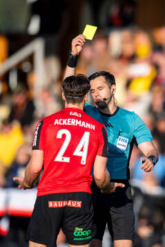 Brommapojkarnas Kevin Ackermann får gult kort av Granit