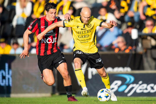 Brommapojkarnas Kevin Ackermann och Mjällbys Viktor