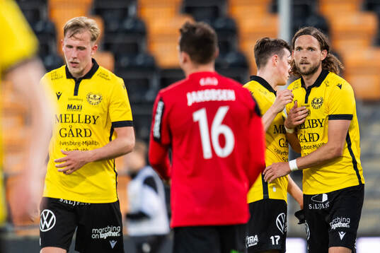 Mjällbys Elliot Stroud och Tom Pettersson jublar