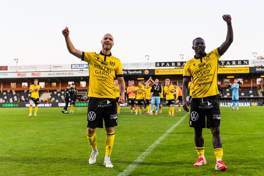 Mjällbys Viktor Gustafson och Abdoulie Manneh jublar