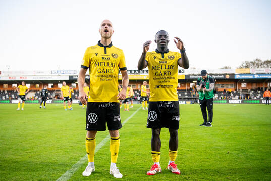 Mjällbys Viktor Gustafson och Abdoulie Manneh jublar