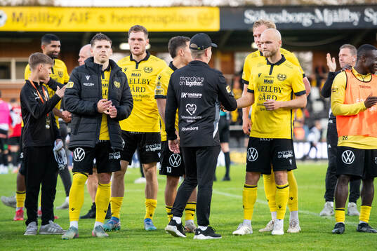 Mjällbys tränare Anders Torstensson jublar med Mjällbys