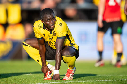 Mjällbys Abdoulie Manneh tar sig för foten och har ont